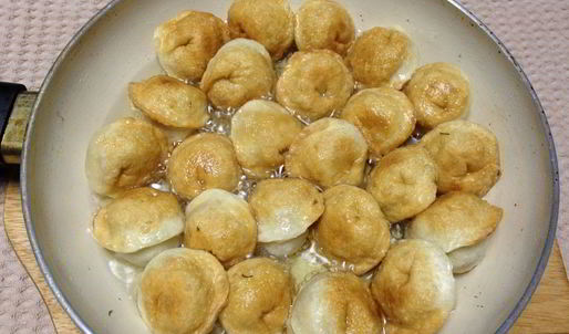 жареные пельмени с рисом и крабовыми палочками