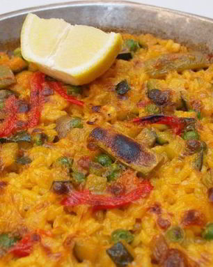 Овощная паэлья с зеленым горошком и шампиньонами