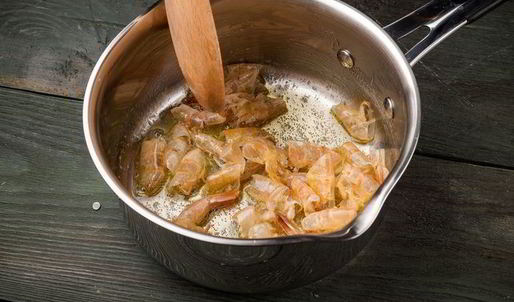 плов из красного и бурого риса с креветками