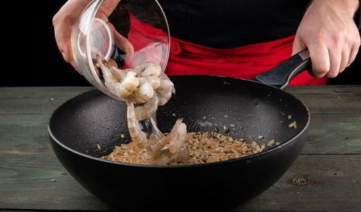 плов из красного и бурого риса с креветками