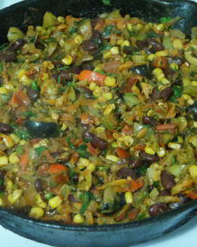 Грузинско-мексиканское овощное рагу с фасолью и кукурузой