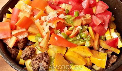 овощное рагу с фаршем и кабачками