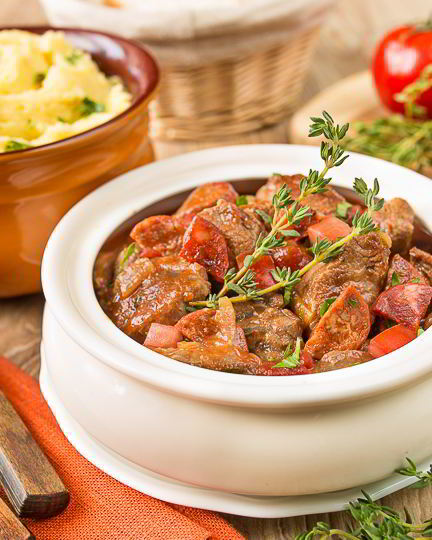 Рецепт рагу из говядины в томате с острыми колбасками