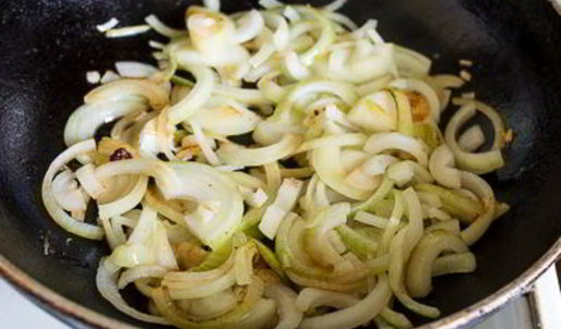 рагу из говядины в томате с острыми колбасками