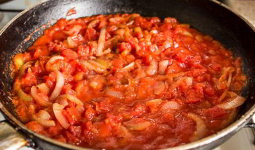 рагу из говядины в томате с острыми колбасками