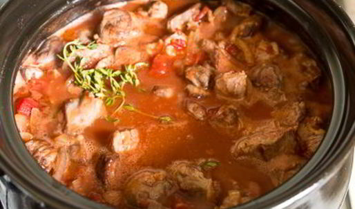 рагу из говядины в томате с острыми колбасками