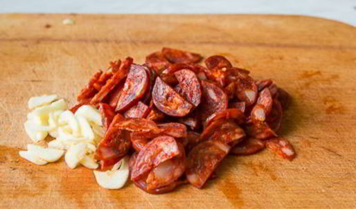 рагу из говядины в томате с острыми колбасками