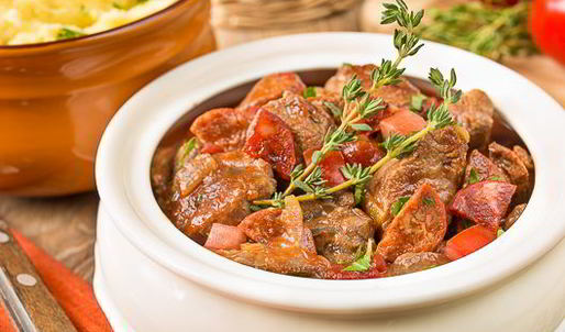 рагу из говядины в томате с острыми колбасками