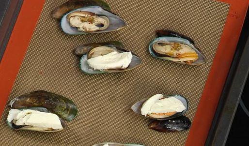 рагу из мидий с пряными томатами и мидии, запеченные под сыром моцарелла