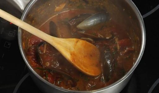 рагу из мидий с пряными томатами и мидии, запеченные под сыром моцарелла