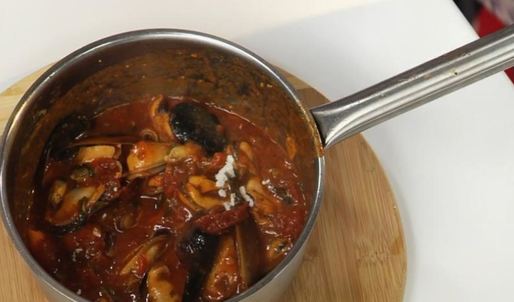 рагу из мидий с пряными томатами и мидии, запеченные под сыром моцарелла