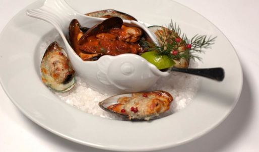 рагу из мидий с пряными томатами и мидии, запеченные под сыром моцарелла