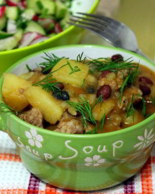 Рагу с домашними колбасками и фасолью