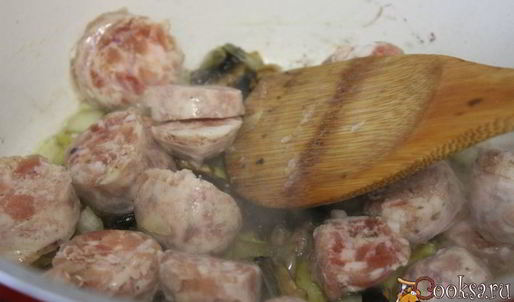 рагу с домашними колбасками и фасолью