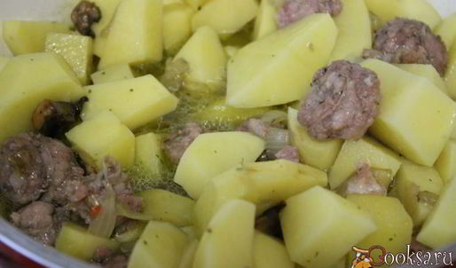 рагу с домашними колбасками и фасолью