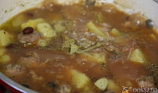 рагу с домашними колбасками и фасолью