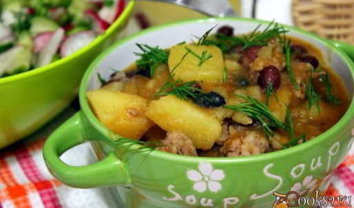 рагу с домашними колбасками и фасолью