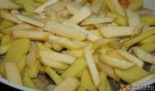 рагу со свининой, говядиной, картофелем и репой