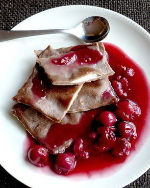 Шоколадные равиоли с вишневым рагу