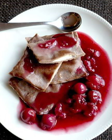 Рецепт шоколадных равиолей с вишневым рагу