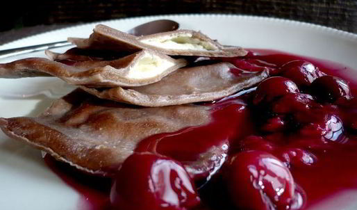 шоколадные равиоли с вишневым рагу