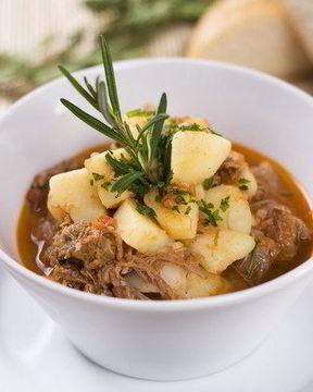 Свиное рагу с яблоками и капустой