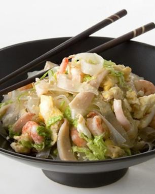 Рисовая лапша с креветками и кальмарами