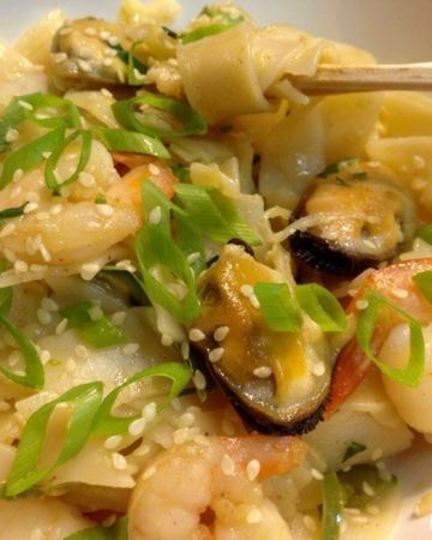 Рецепт рисовой лапши с креветками и мидиями