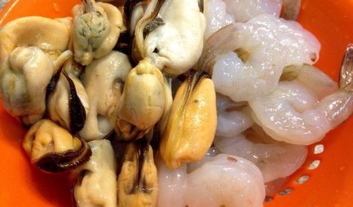 рисовая лапша с креветками и мидиями