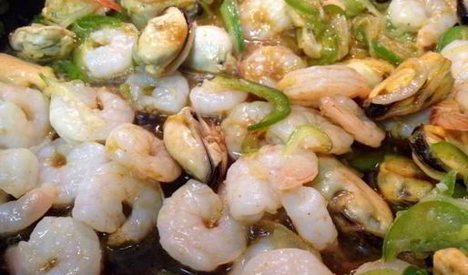 рисовая лапша с креветками и мидиями