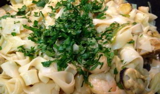 рисовая лапша с креветками и мидиями