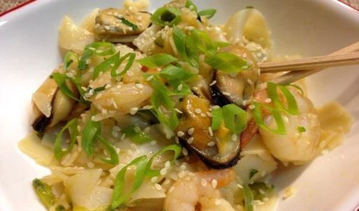 рисовая лапша с креветками и мидиями