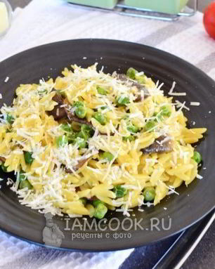 Ризотто из пасты орзо с грибами и горошком
