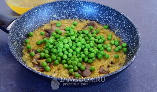ризотто из пасты орзо с грибами и горошком
