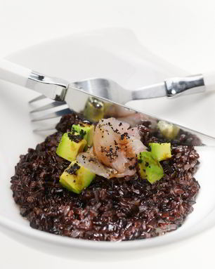 Ризотто из риса венере с авокадо и карпаччо из сибаса