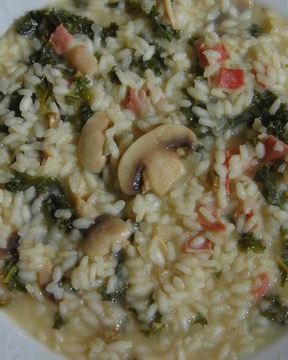 Ризотто с грибами, капустой кале и беконом