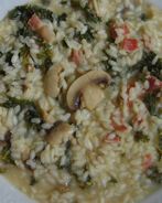 Ризотто с грибами, капустой кале и беконом
