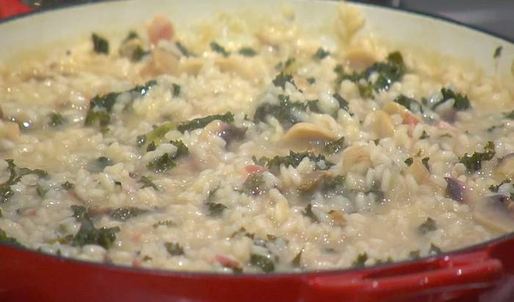 ризотто с грибами, капустой кале и беконом