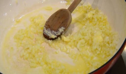 ризотто с грибами, капустой кале и беконом