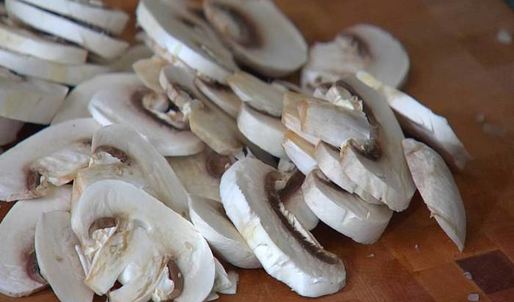 ризотто с грибами, капустой кале и беконом