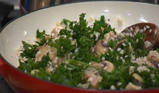 ризотто с грибами, капустой кале и беконом