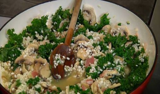 ризотто с грибами, капустой кале и беконом