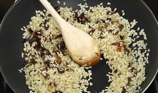 ризотто с морепродуктами и белыми грибами