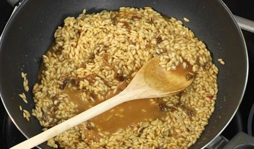 ризотто с морепродуктами и белыми грибами