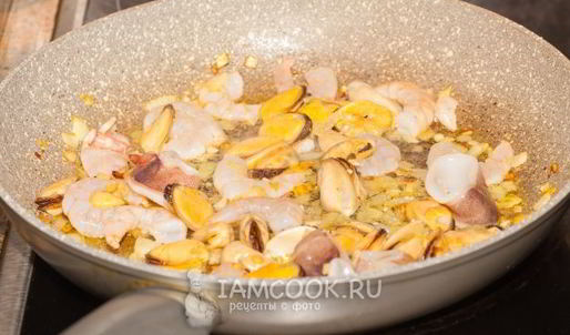 ризотто с морепродуктами в томатном соусе