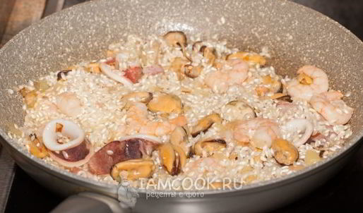 ризотто с морепродуктами в томатном соусе