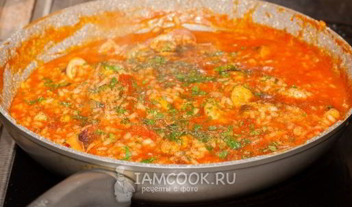 ризотто с морепродуктами в томатном соусе