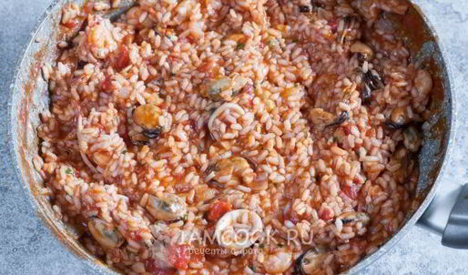 ризотто с морепродуктами в томатном соусе