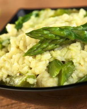 Ризотто со свежим тунцом и спаржей