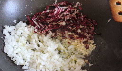 свекольный ризотто с цикорием